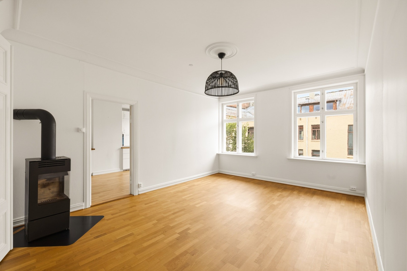Soverom av god størrelse med peis. Galleribilde