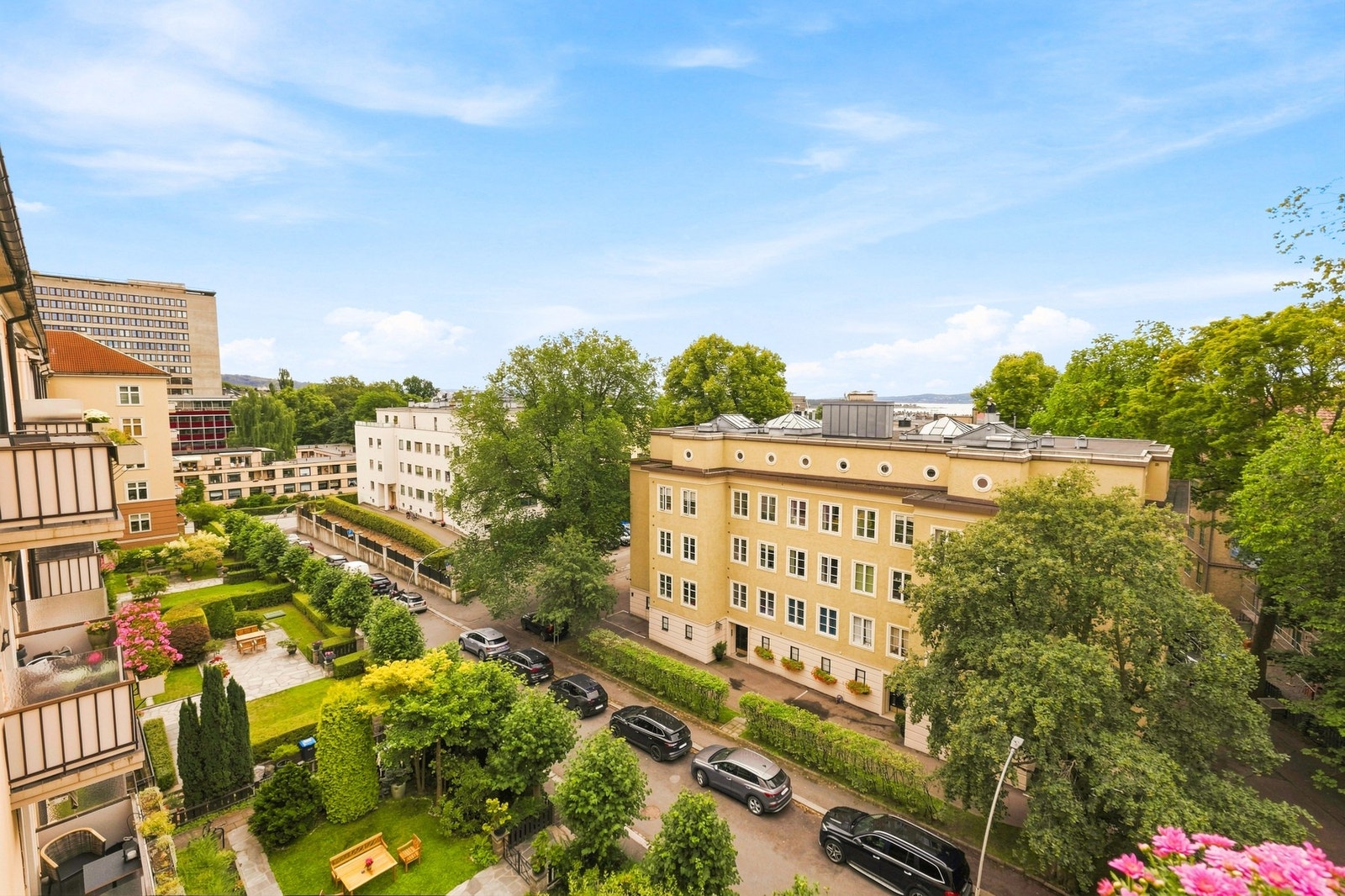 Utsyn fra balkong. Galleribilde