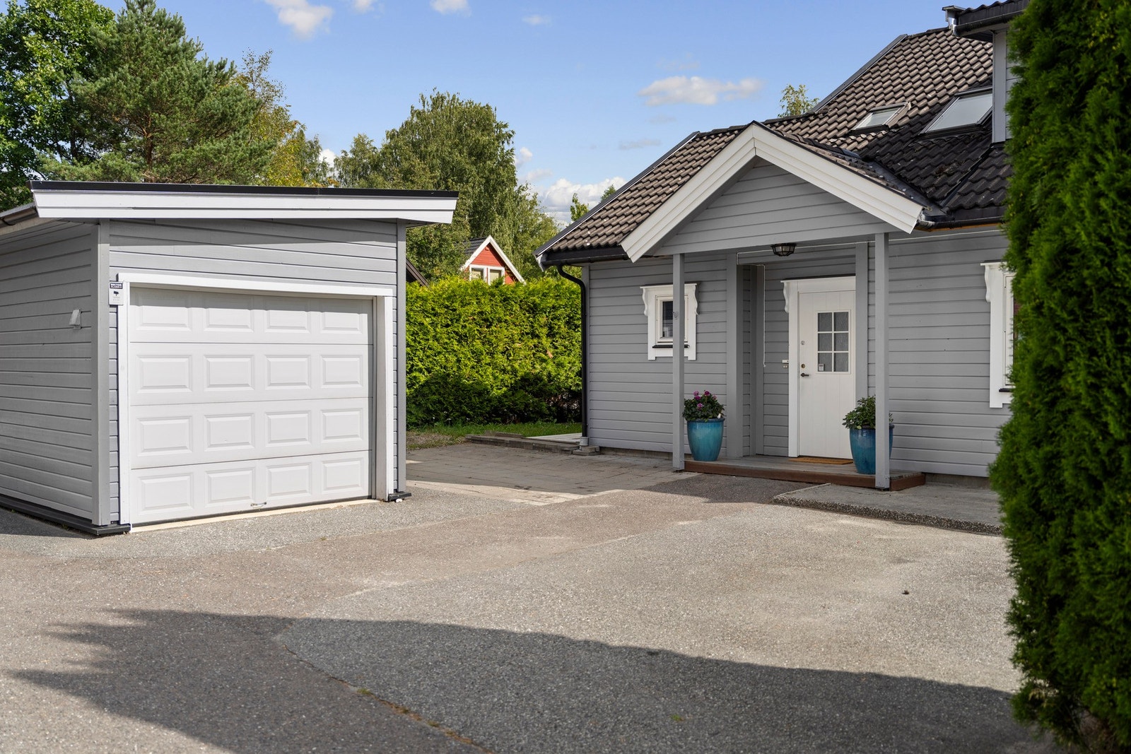 Garasje med isolert bod Galleribilde