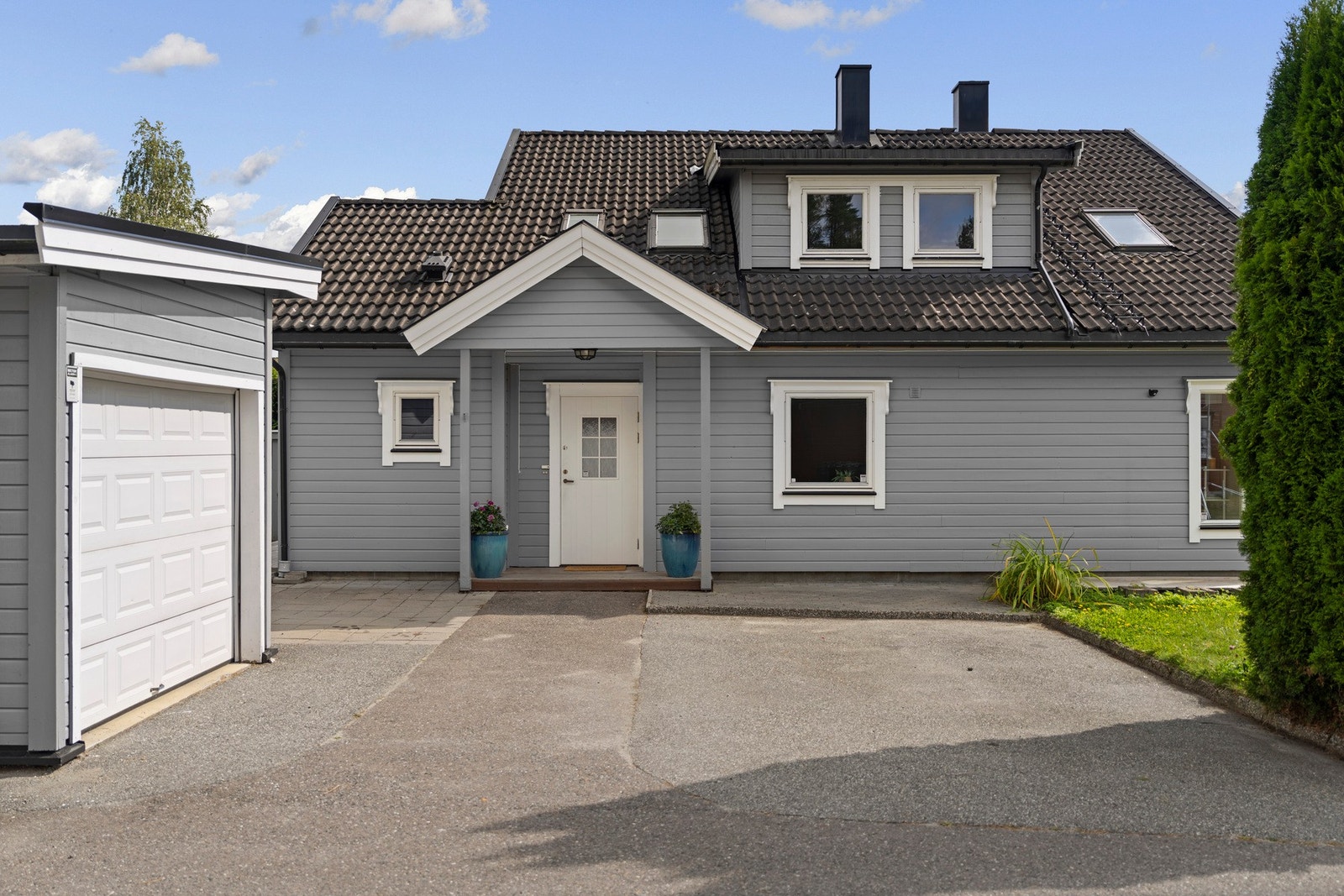 Ren og ryddig gårdsplass og adkomst Galleribilde