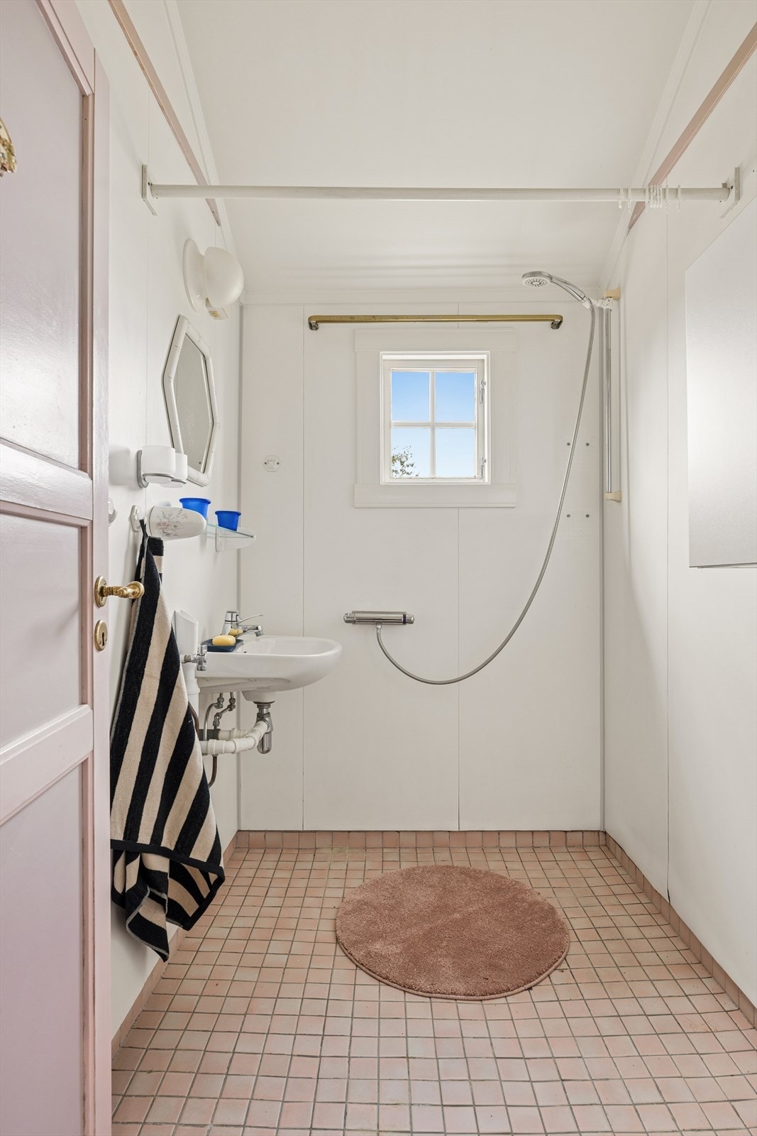 Badet i 'Martaro' har flislagt gulv med elektriske varmekabler. Galleribilde