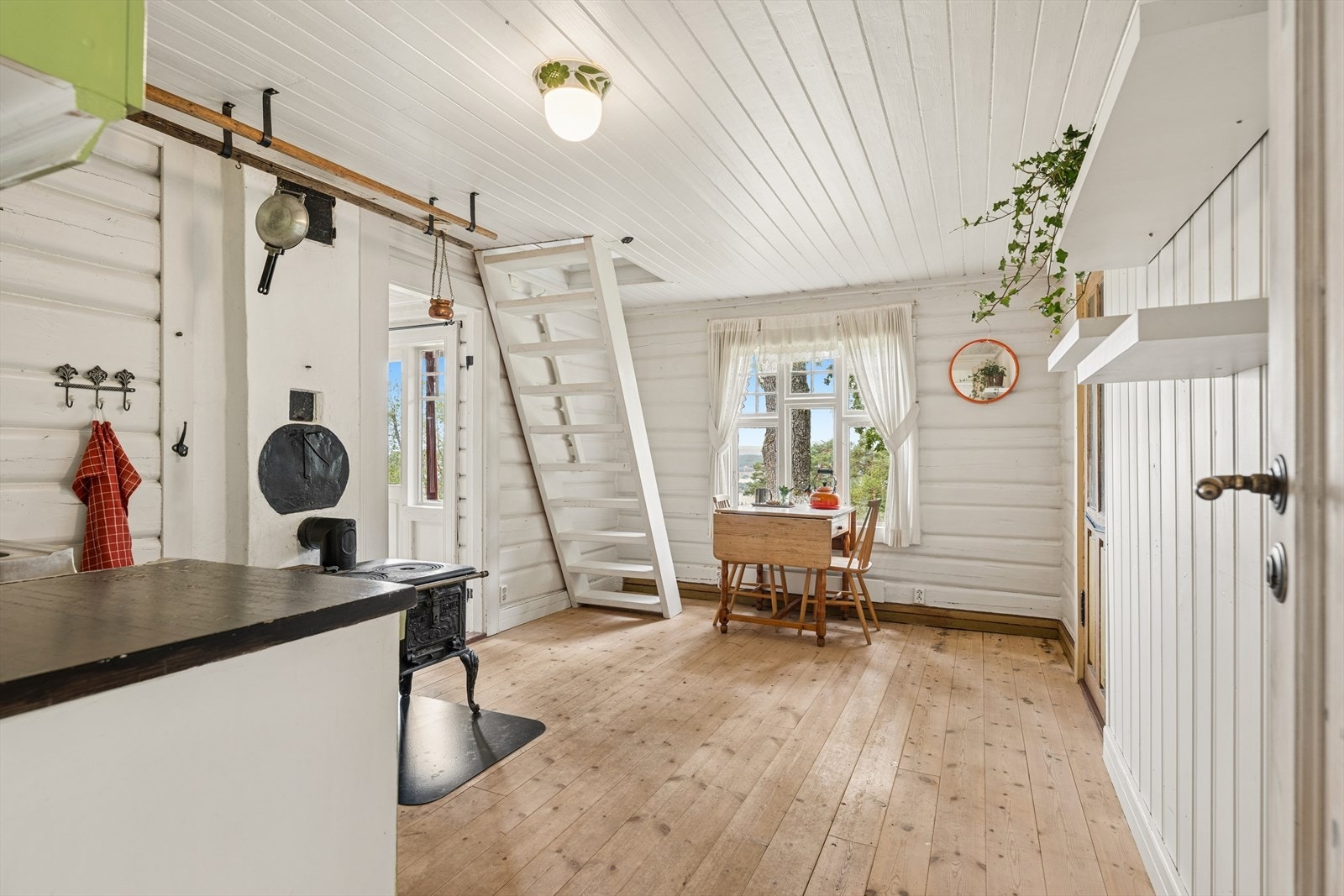 Fra stuen er det en bratt hemstrapp opp til loftsetasjen. Galleribilde