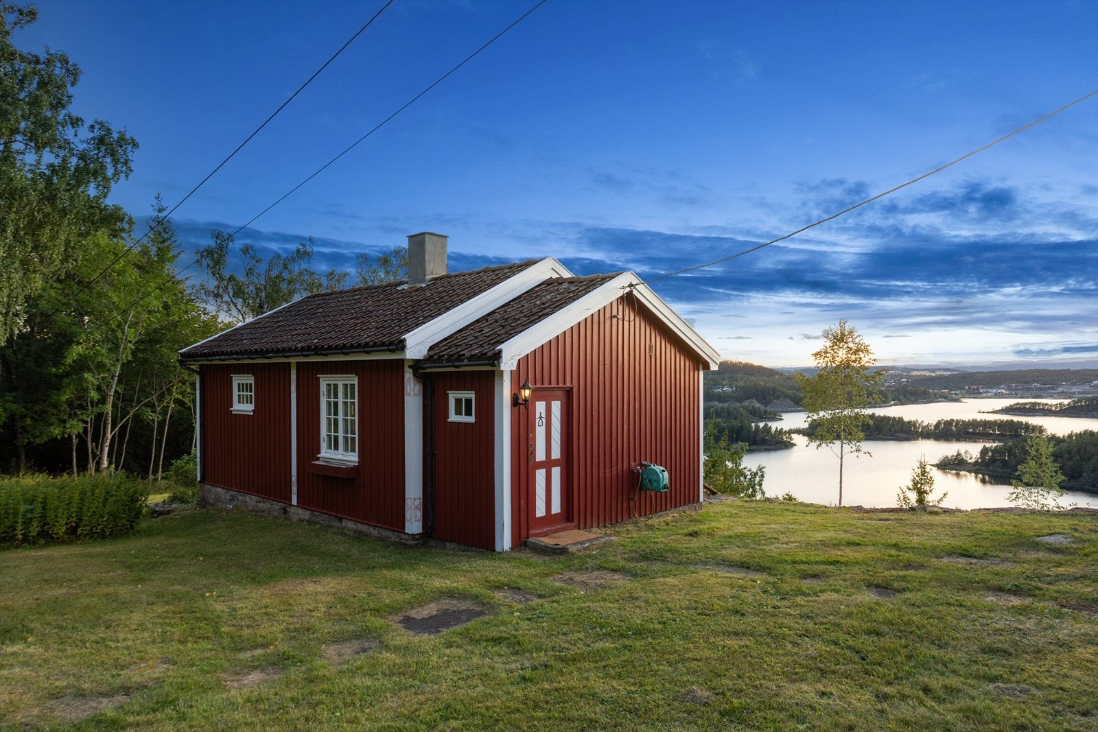 Fritidsboligen 'Martaro' ligger usjenert til med utsikt over fjorden. Galleribilde