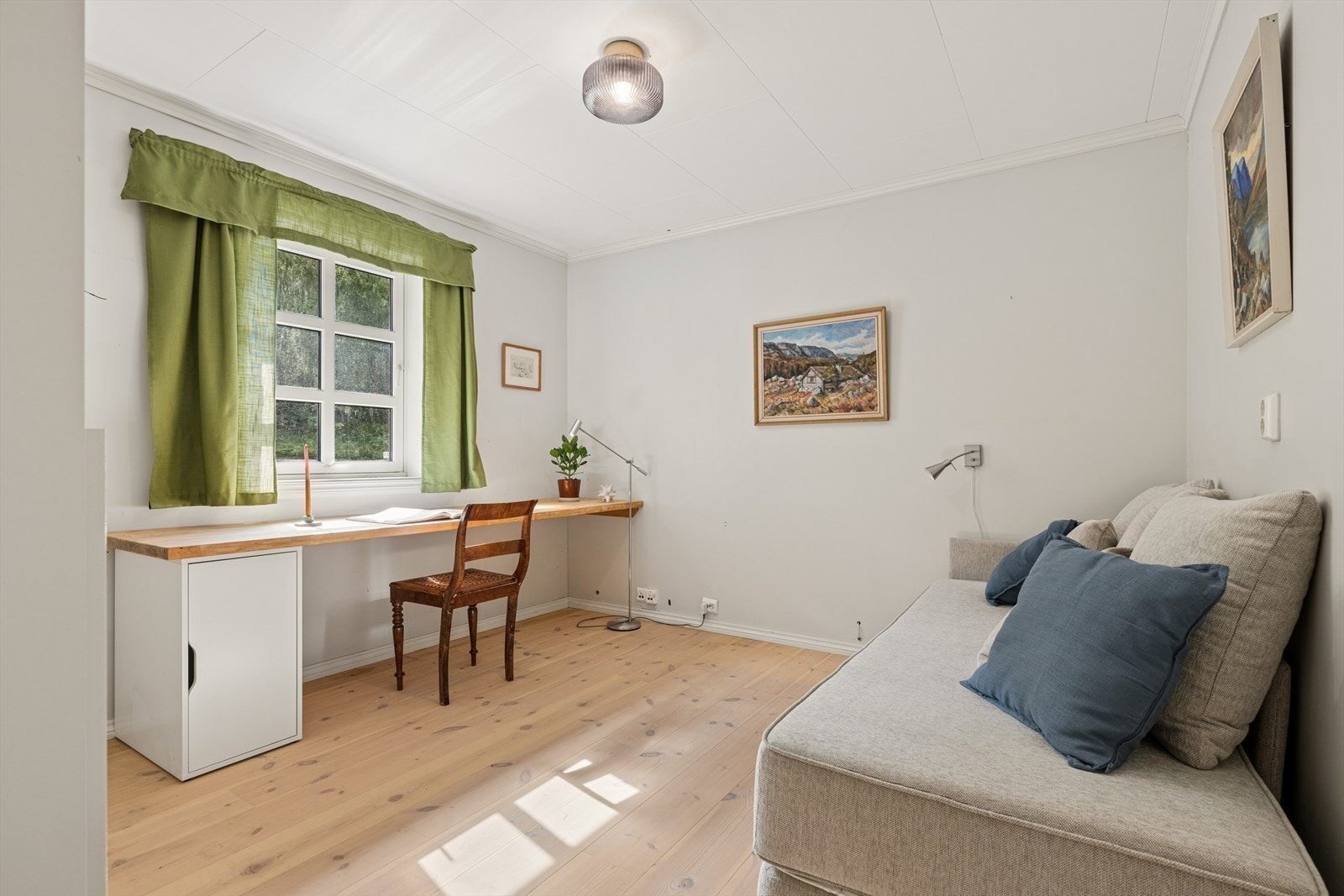Arbeidsrom eller ekstra soverom med praktisk, vegghengt skrivepult. Galleribilde