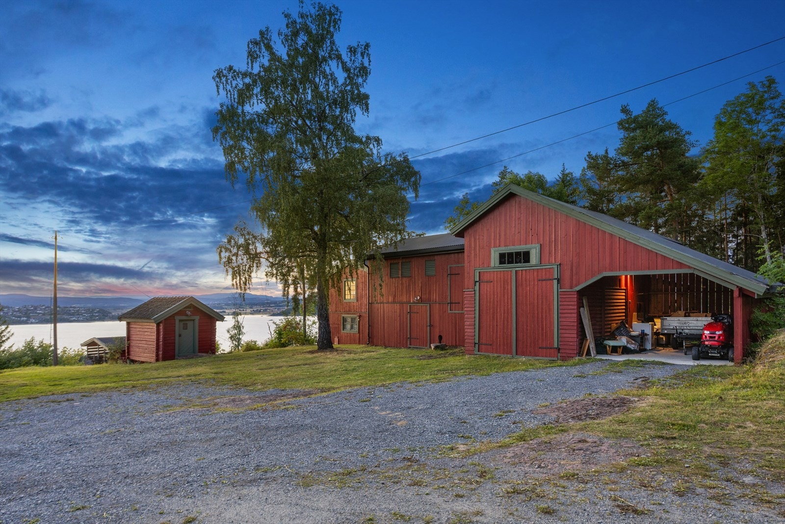 Låven inneholder blant annet traktorgarasje, verksted og carport. Galleribilde