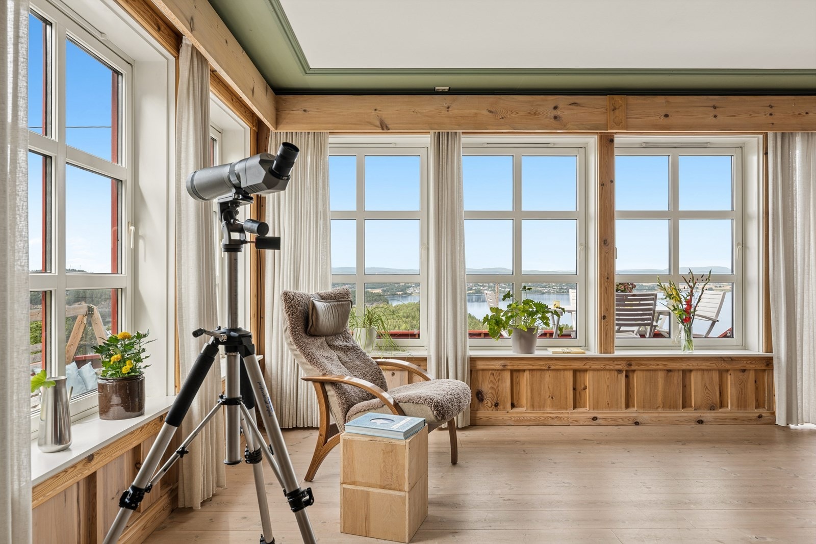 Store vindusflater i stuen rammer inn den flotte utsikten over fjorden. Galleribilde