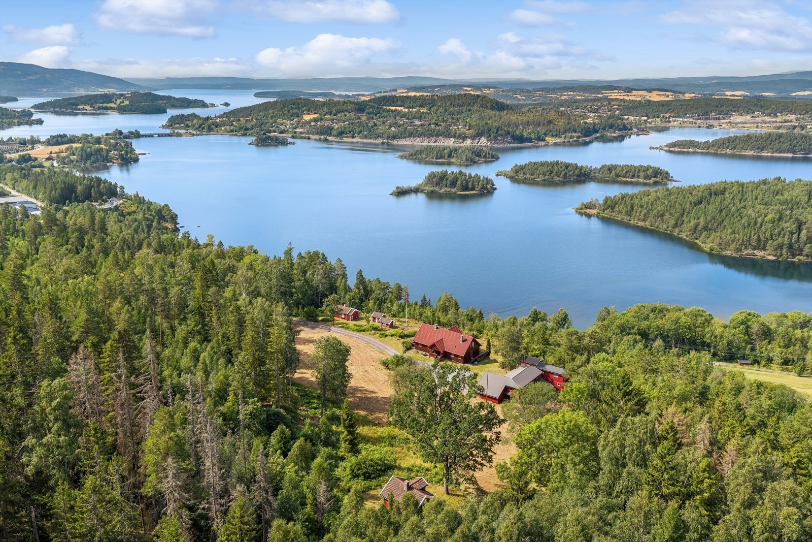Eiendommen ligger i åssiden med panoramautsikt over fjorden og landskapet. Galleribilde