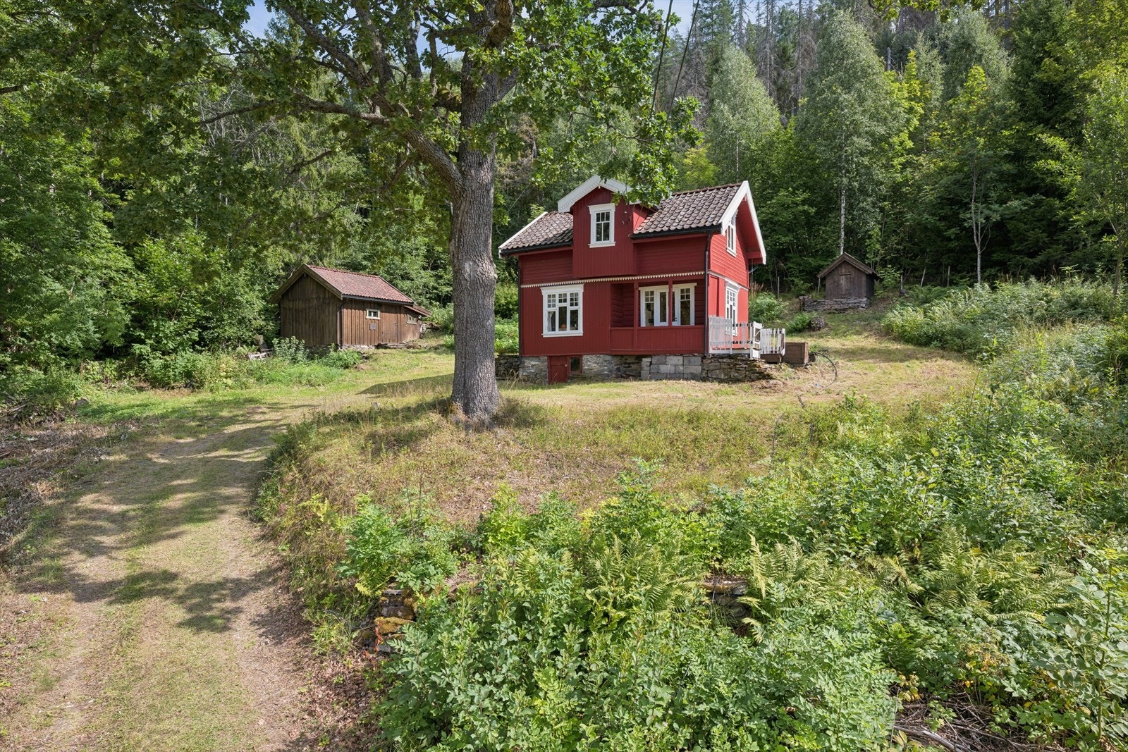Fritidsboligen 'Øvre Lyse' er en av to eldre hytter på eiendommen. Galleribilde