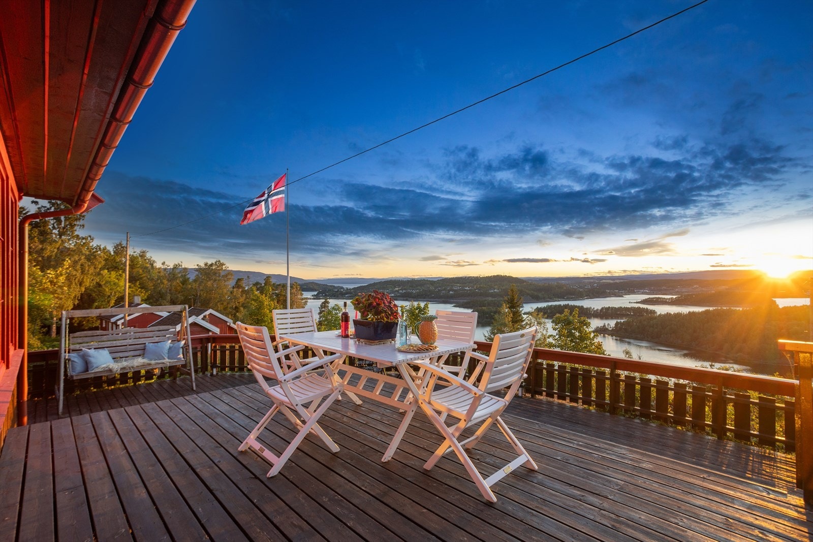 Stor terrasse med spektakulær utsikt over Steinsfjorden, kulturlandskapet og de omkringliggende åsene. Galleribilde