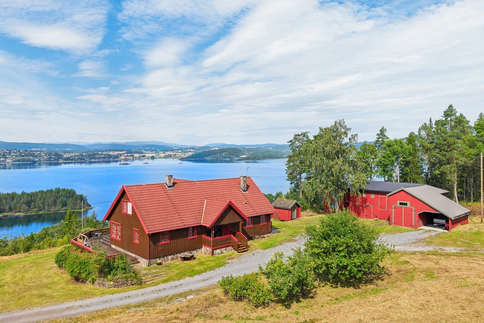 Et klassisk tun med våningshus, låve og stabbur. Galleribilde