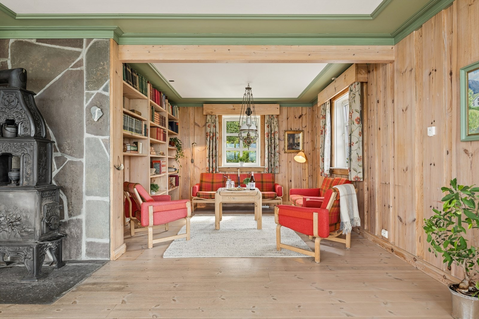 Den romslige stuen har god plass til flere sosiale soner. Galleribilde