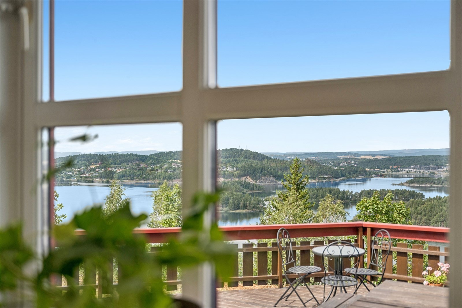 Utsikten over Steinsfjorden er en integrert del av romfølelsen. Galleribilde