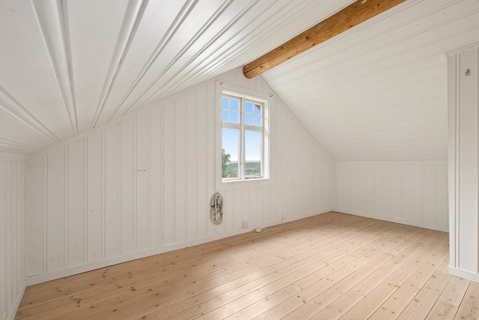 Et lyst og anvendelig rom på loftet i 'Øvre Lyse'. Galleribilde