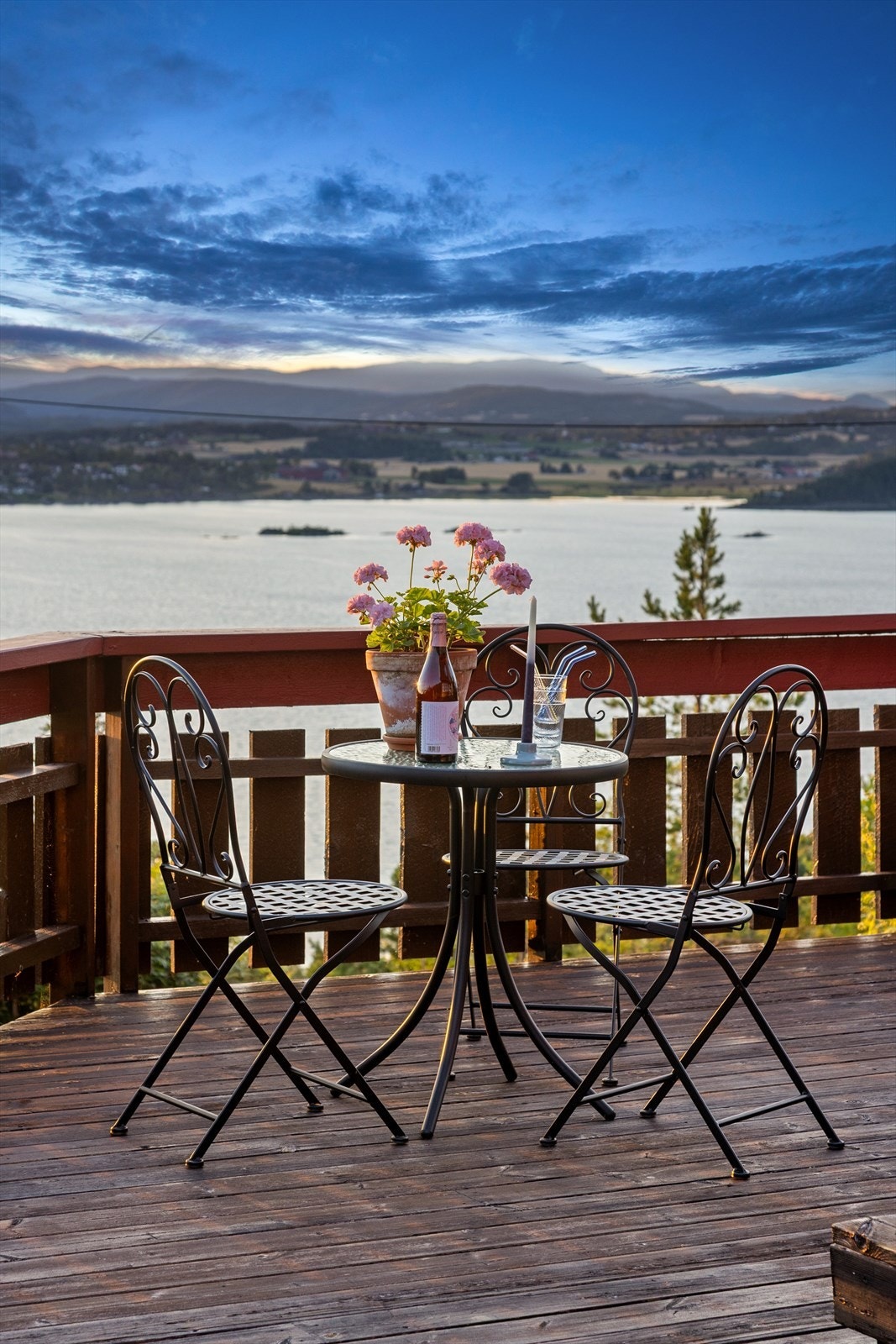 Terrassen blir et naturlig samlingspunkt med panoramautsikt over fjordlandskapet og de vakre omgivelsene. Galleribilde