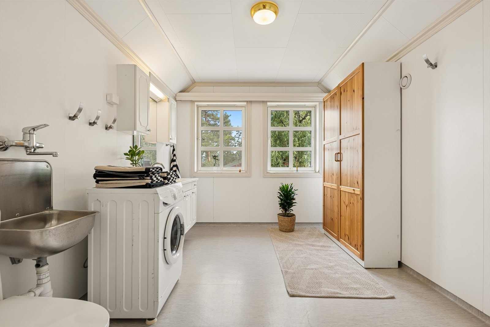 Separat vaskerom med vinylbelegg, vannbåren varme og opplegg for vaskemaskin. Galleribilde