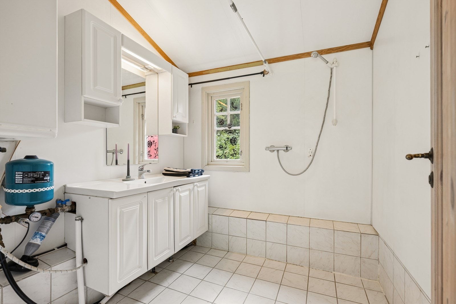 Badet i 'Øvre Lyse' har våtromsplater og opplegg for vaskemaskin. Galleribilde