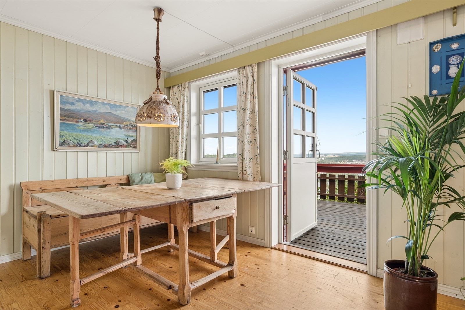 Fra kjøkkenet er det direkte utgang til den store verandaen. Galleribilde