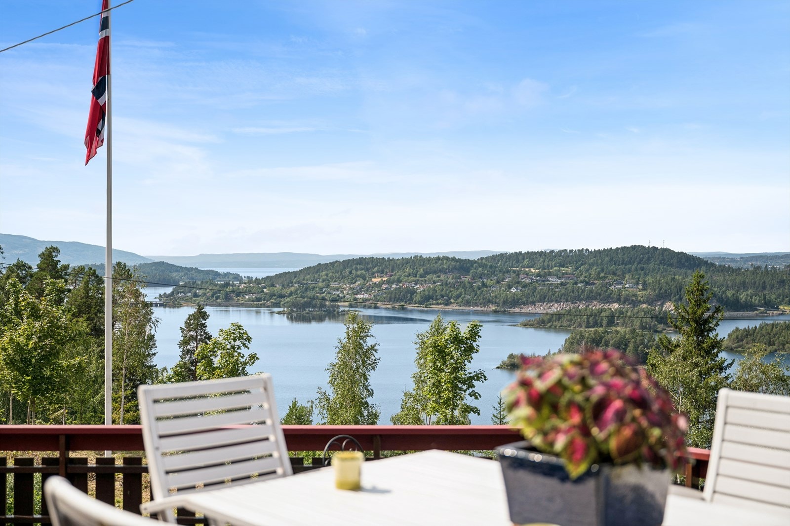 Nyt utsikten over fjorden fra terrassen. Galleribilde