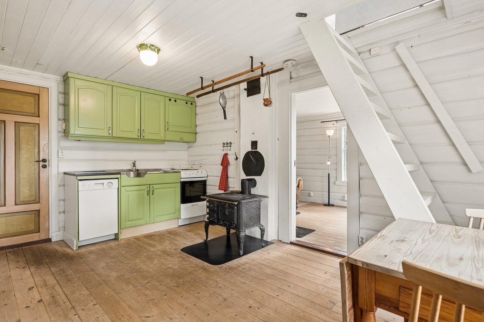 Kjøkkenet i 'Øvre Lyse' har en sjarmerende stil med laftede vegger og vedovn. Galleribilde