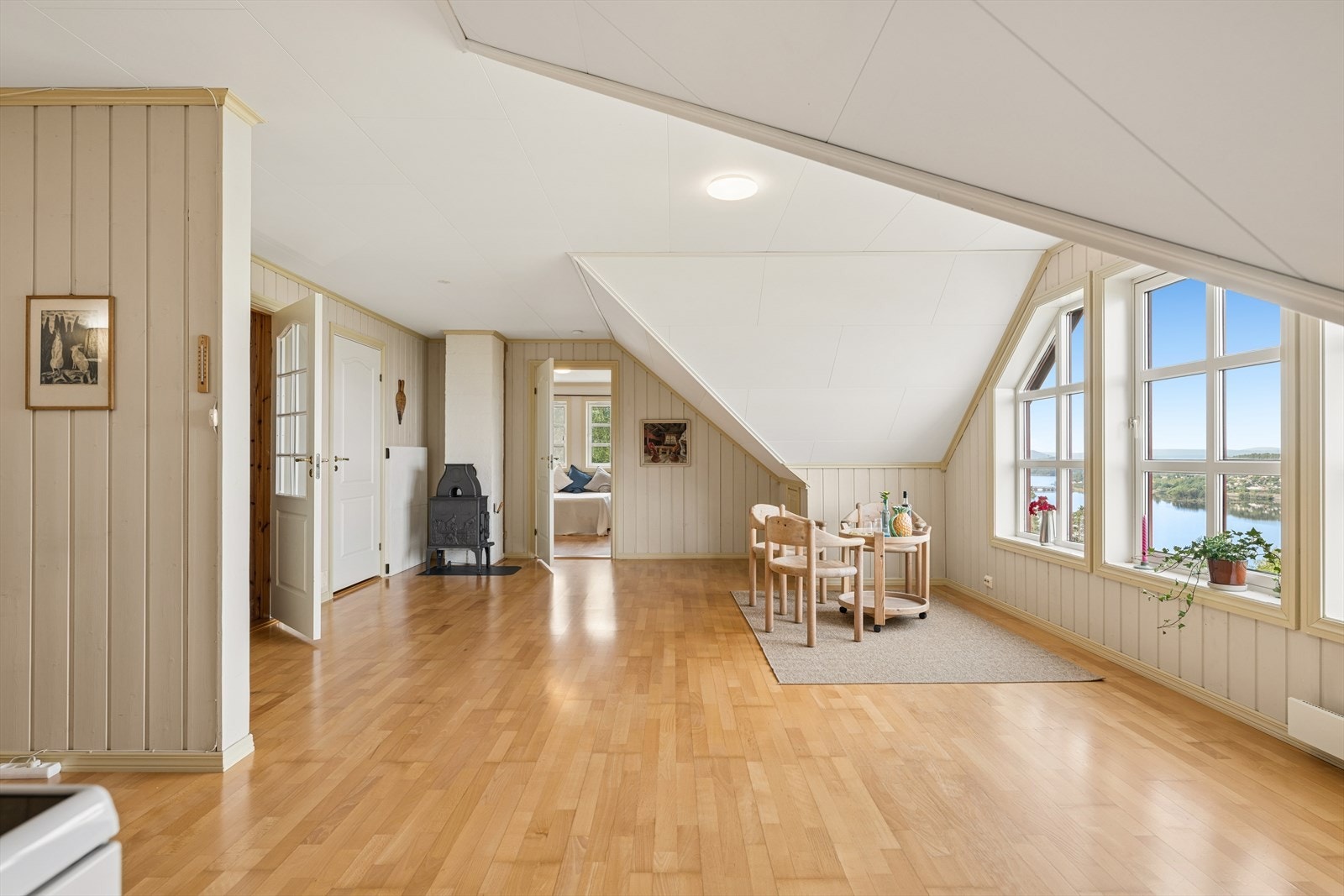 Den åpne løsningen på loftet gir plass til både stue og spiseplass. Galleribilde