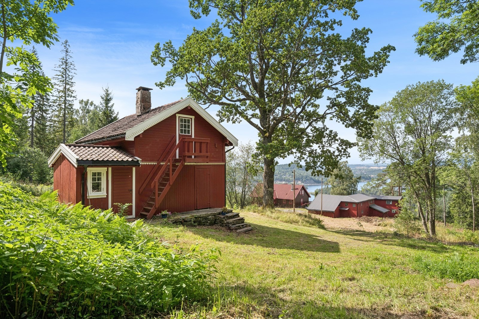 Uthuset, kjent som 'Båthuset', inneholder boder og et tidligere hønehus. Galleribilde