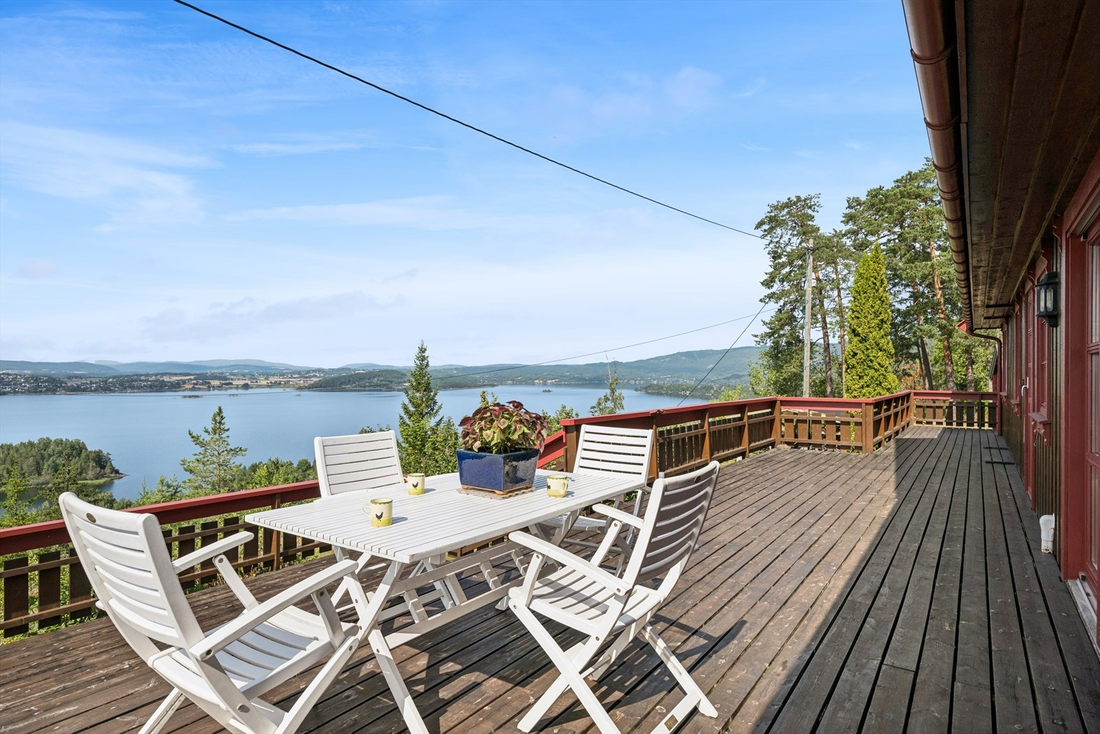 Småbruk med enestående utsikt over Steinsfjorden og Tyrifjorden. Galleribilde