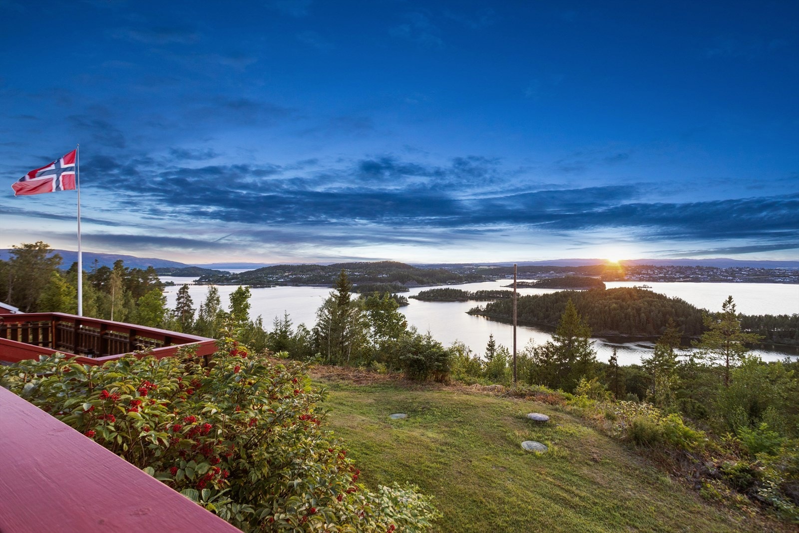 Fra terrassen kan du nyte en imponerende panoramautsikt mot Steinsfjorden, med Norefjell og Blefjell som en del av det vakre bakteppet. Galleribilde