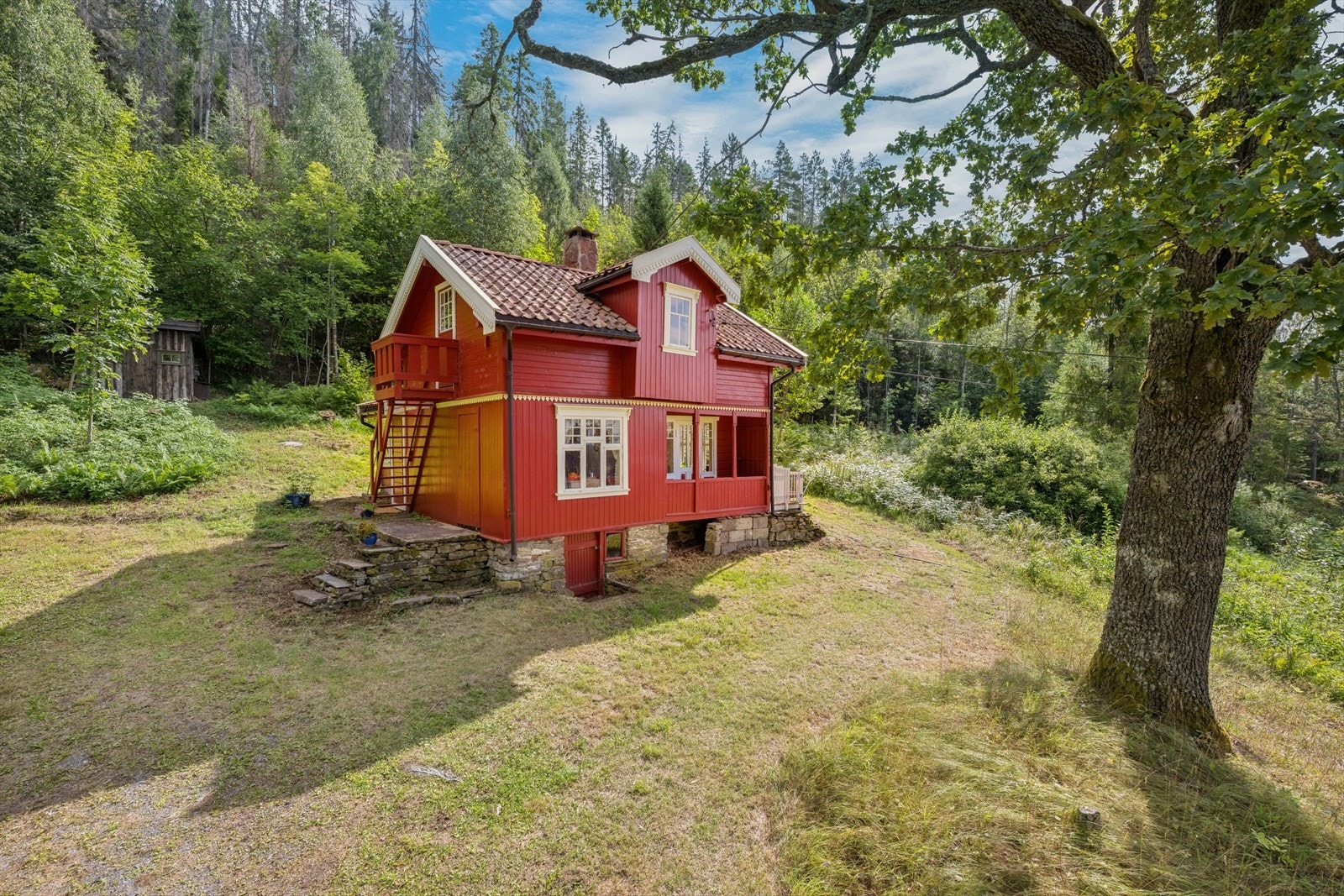 Eksteriør av 'Øvre Lyse', med adkomst til loftet via utvendig trapp. Galleribilde