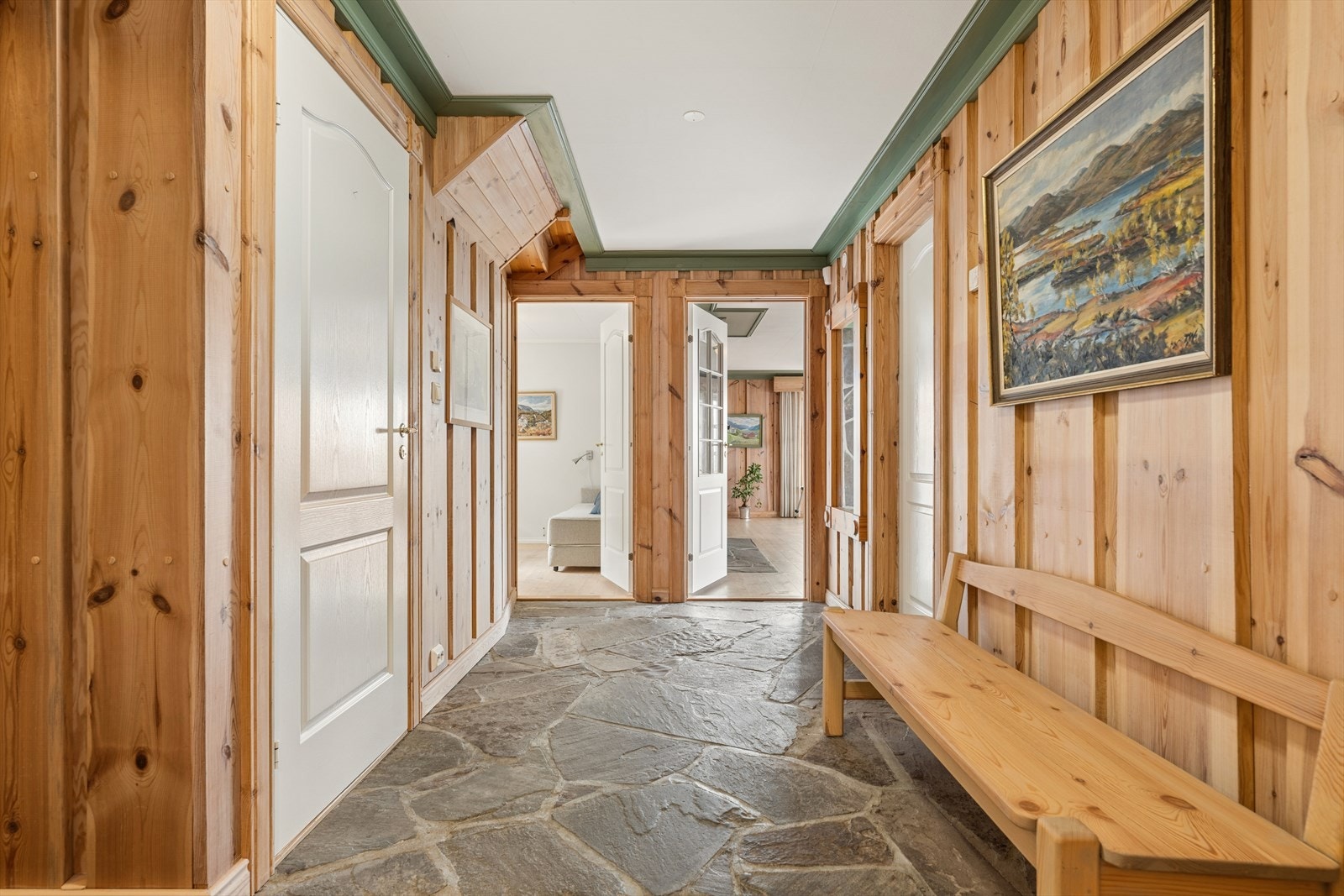 Romslig hall med solide skiferheller på gulvet. Galleribilde