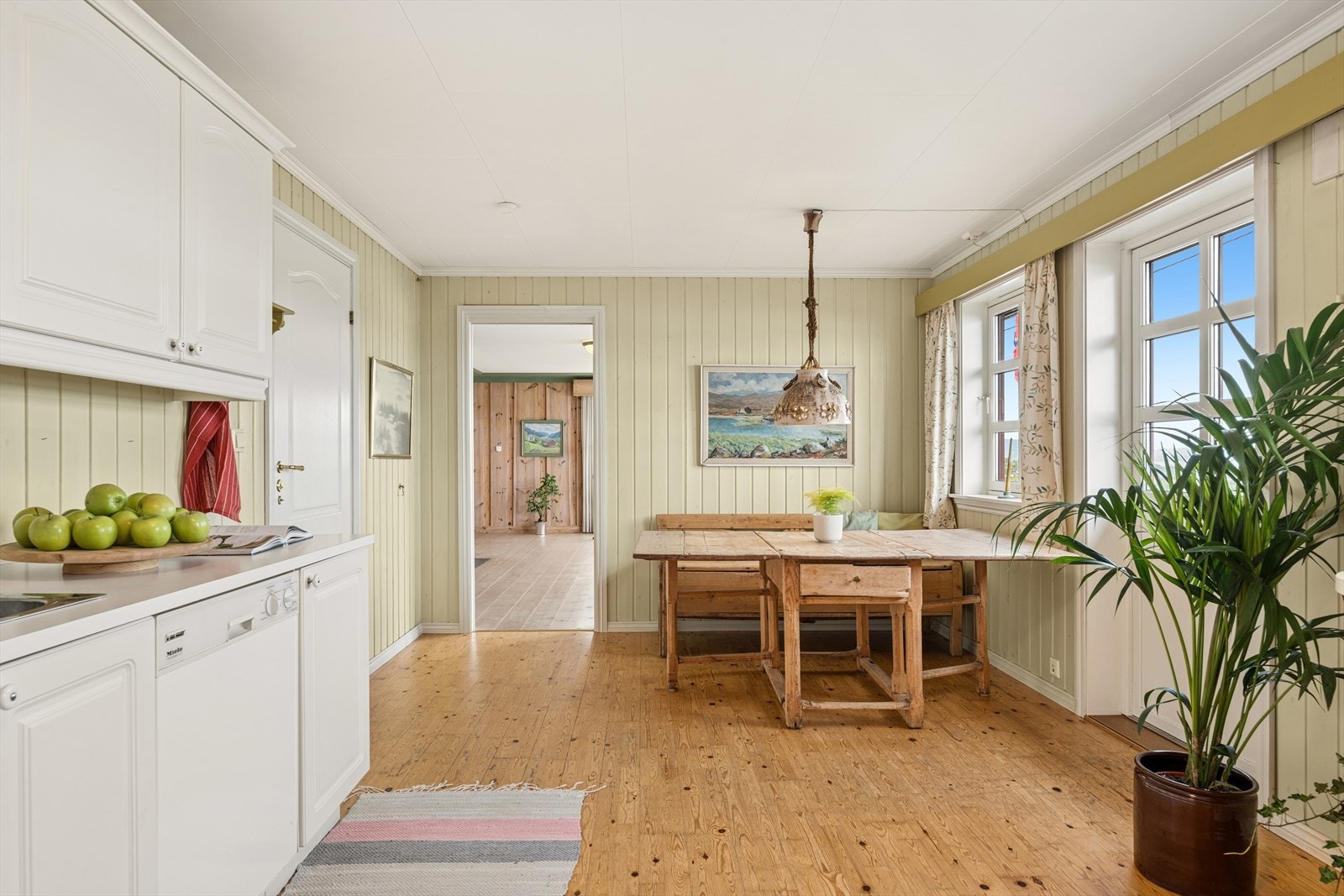Innredningen har plass til frittstående oppvaskmaskin, komfyr, stålkum og kjølehjørne. Galleribilde