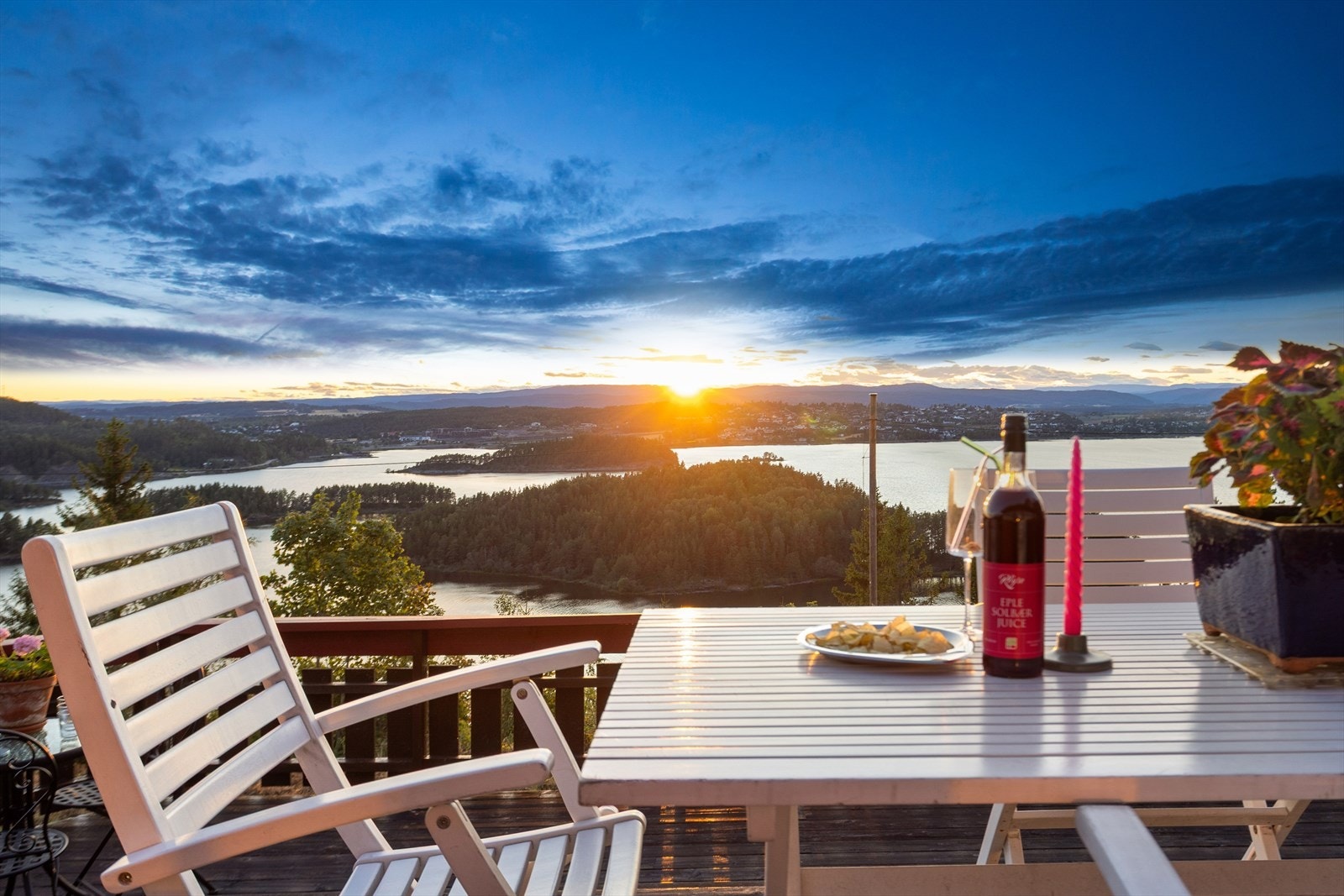 Utsikt fra terrassen mot solnedgangen. Galleribilde