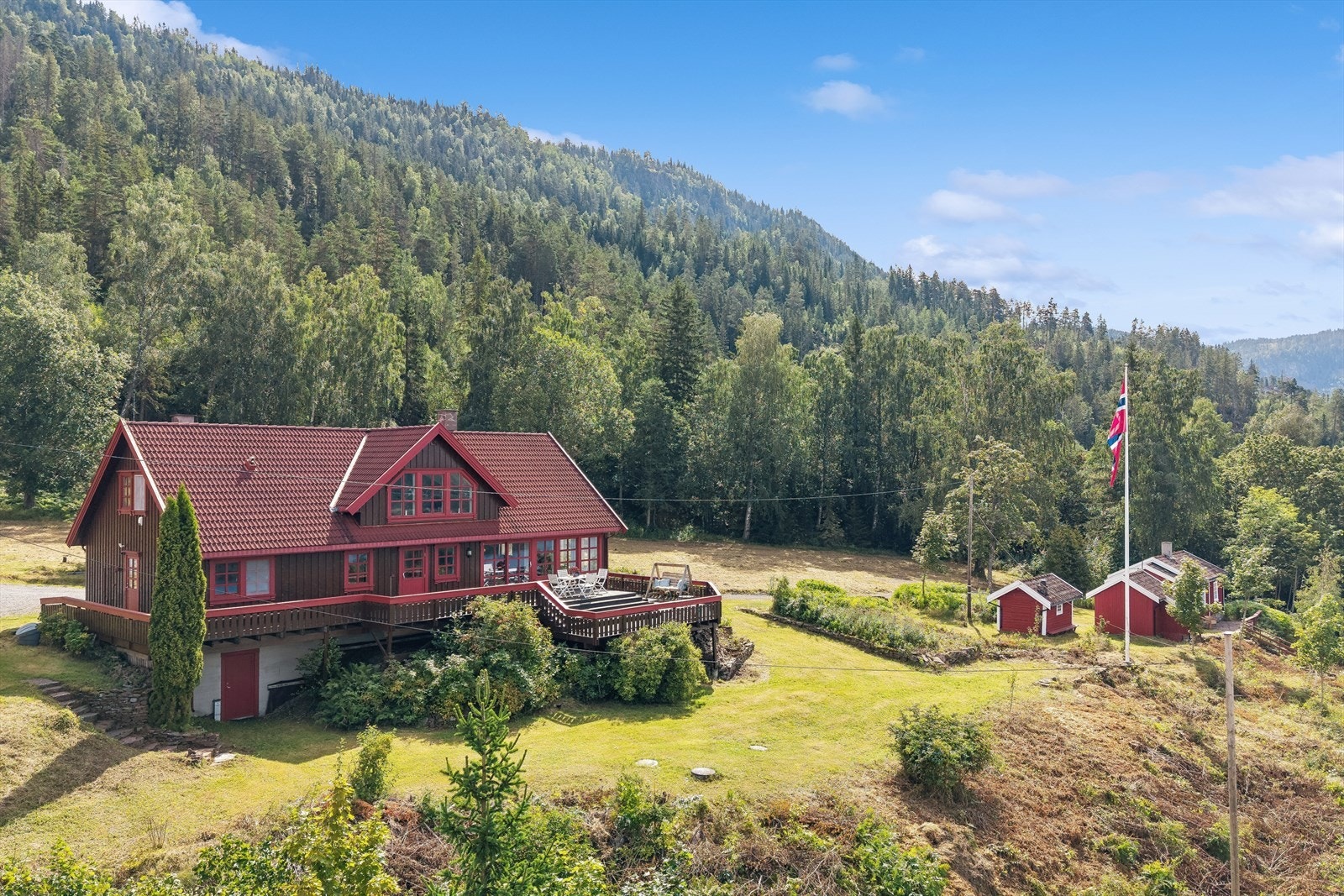 Eiendommen ligger høyt og fritt til, med Krokskogen som nærmeste nabo. Galleribilde