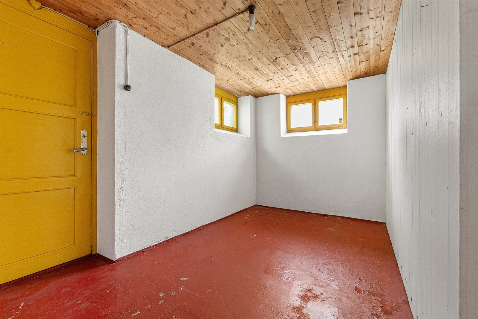 Bodene har overflater som malt betong og panelbord i himling. Galleribilde