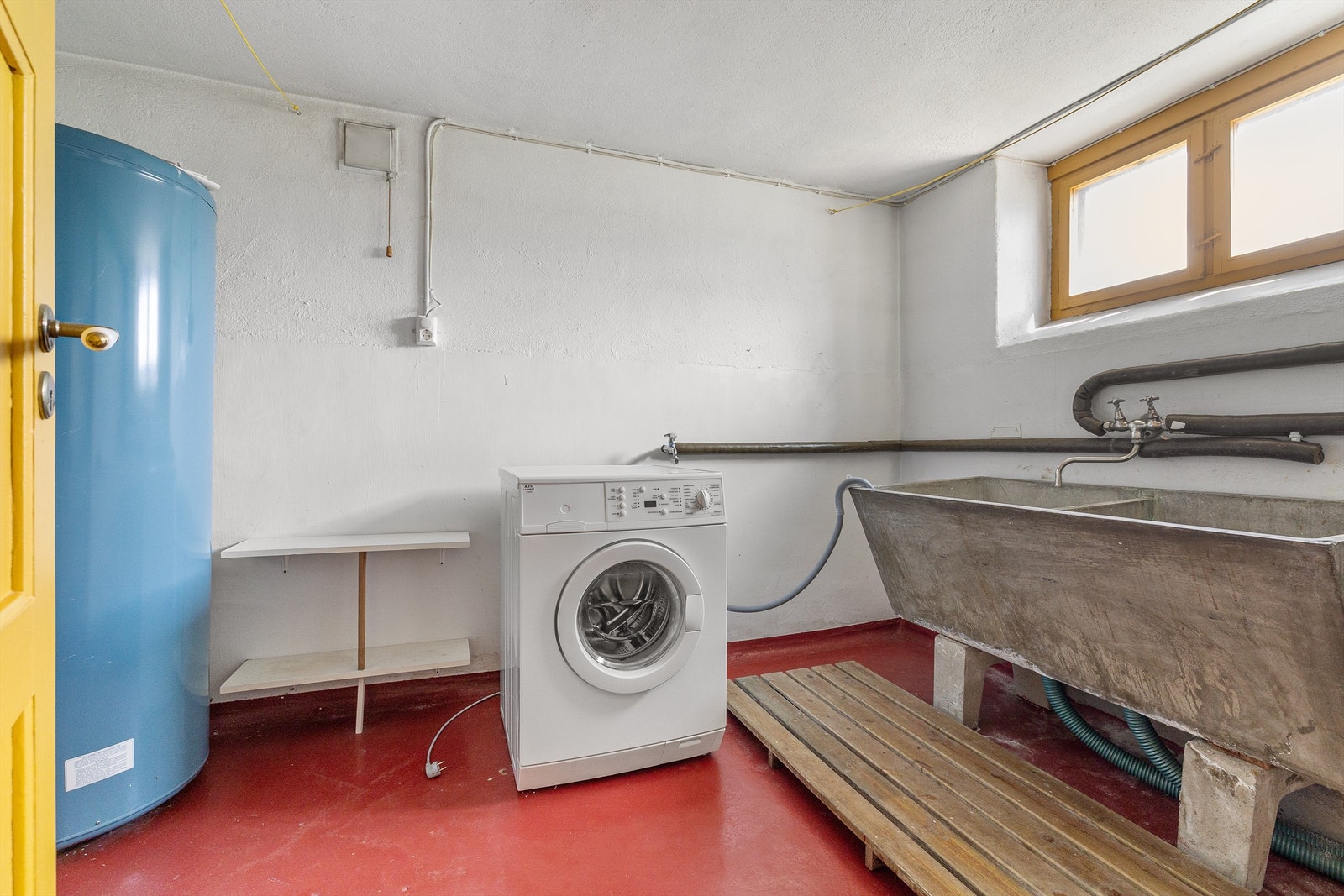 Vaskerommet er utstyrt med utslagsvask med veggmontert armatur, opplegg for vaskemaskin og varmtvannsbereder. Galleribilde