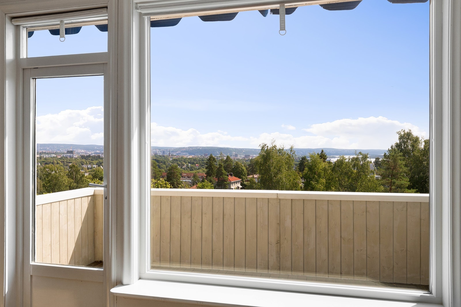 Fra stuen er det utgang til en sydøstvendt balkong på 7 m² med terrassebord og rekkverk i tre. Galleribilde