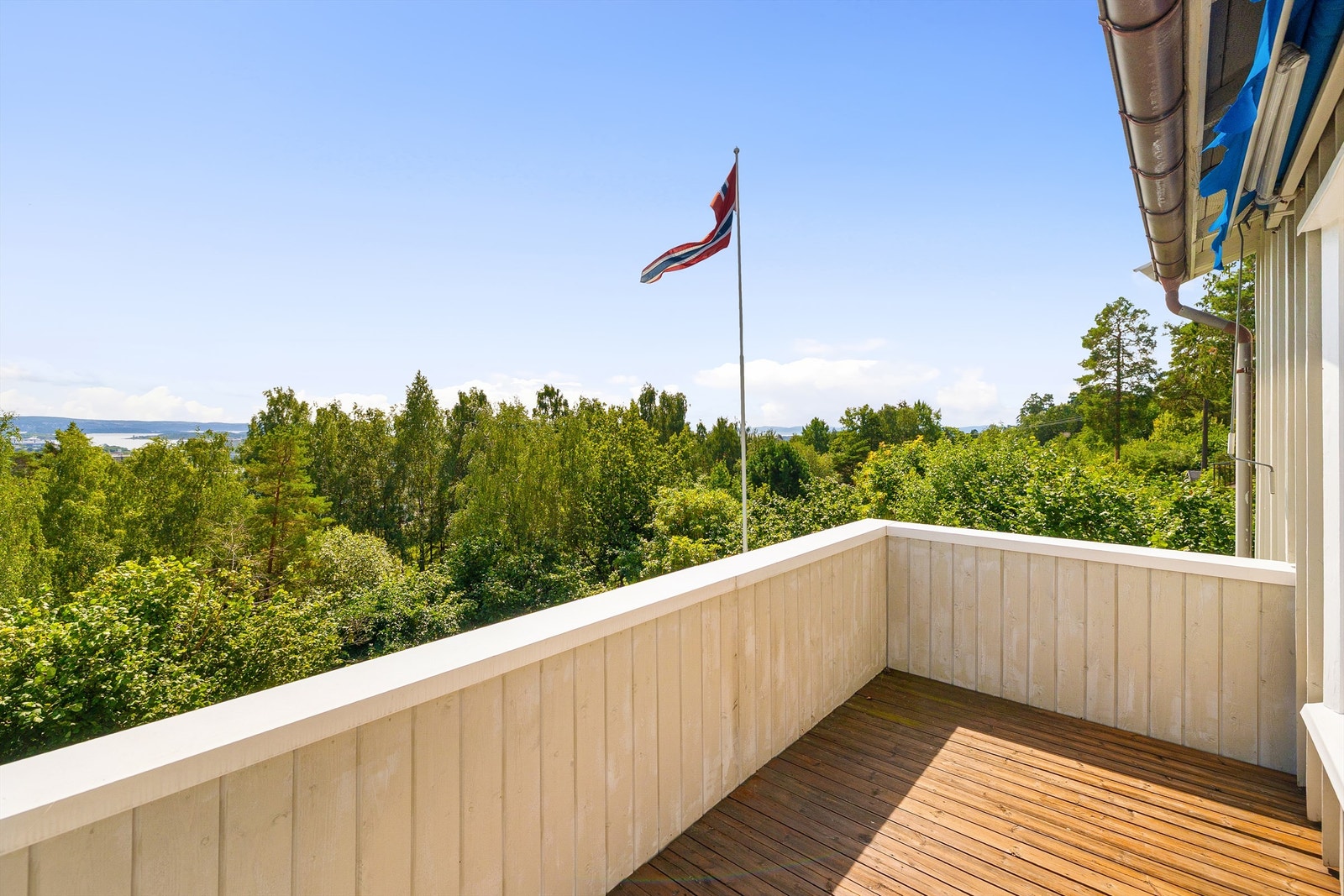 Balkongen er utstyrt med markise og utebelysning. Galleribilde