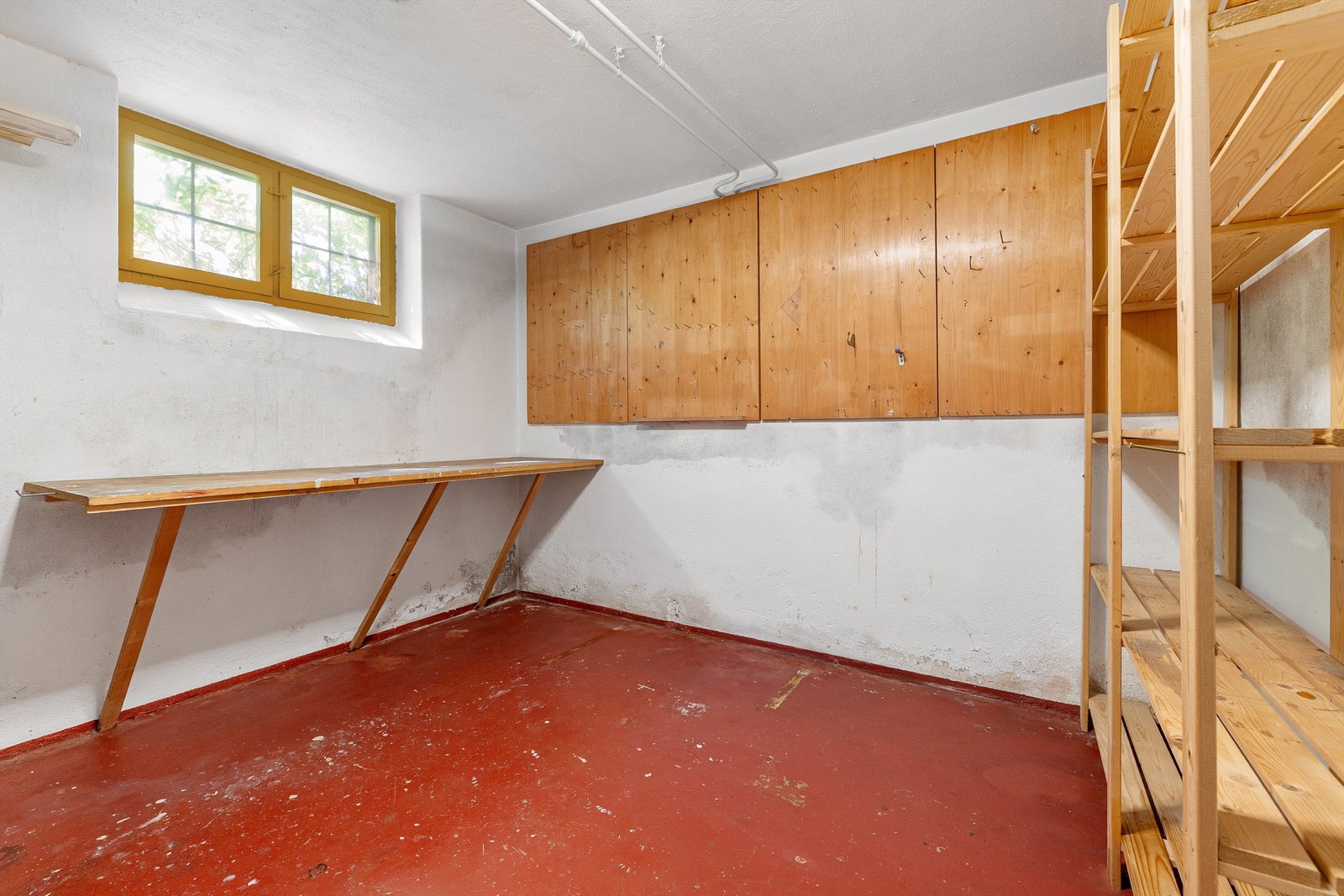 En av bodene er innredet med praktisk arbeidsbenk. Galleribilde
