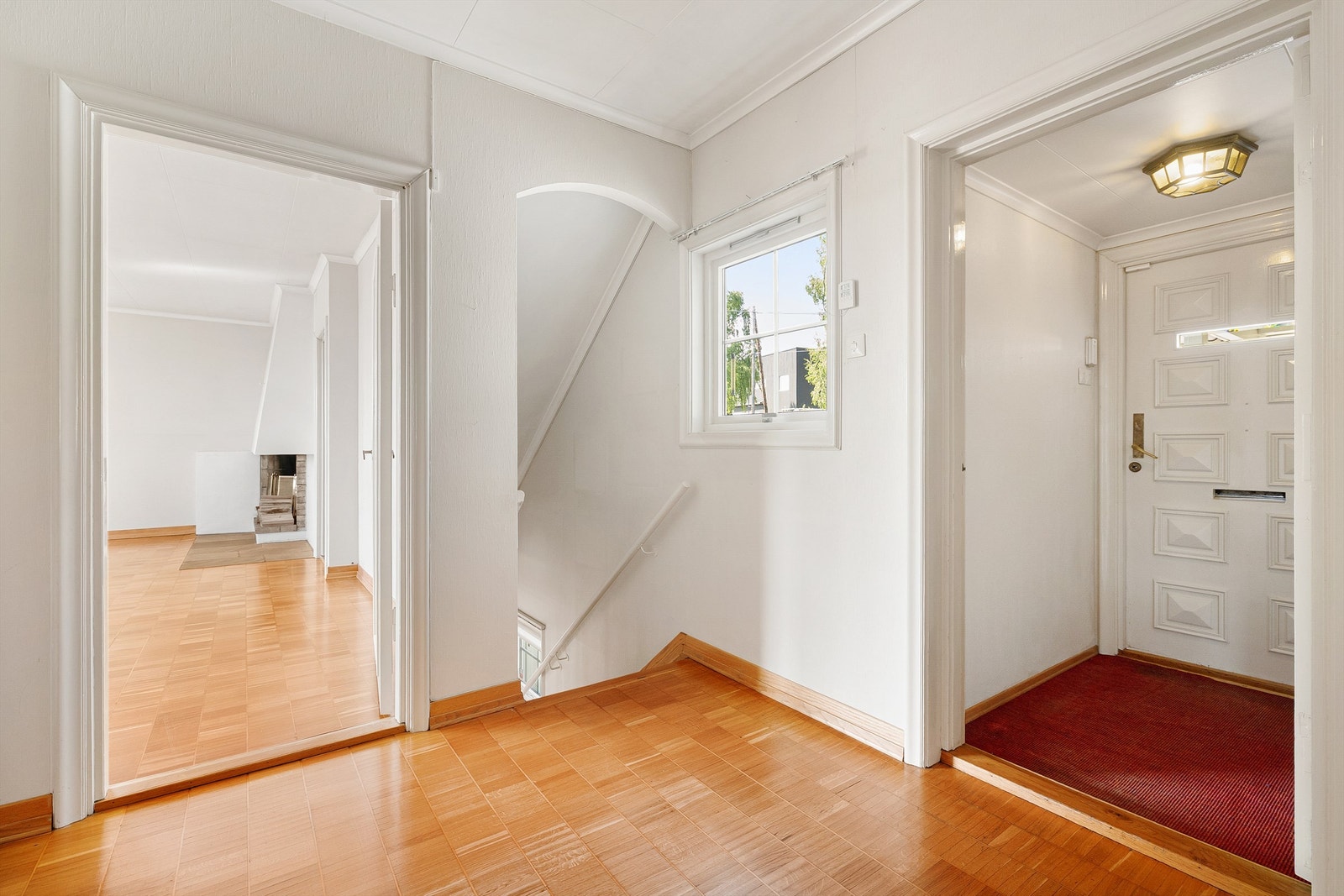 Inngang fra garasjesiden leder inn i entréen. Galleribilde