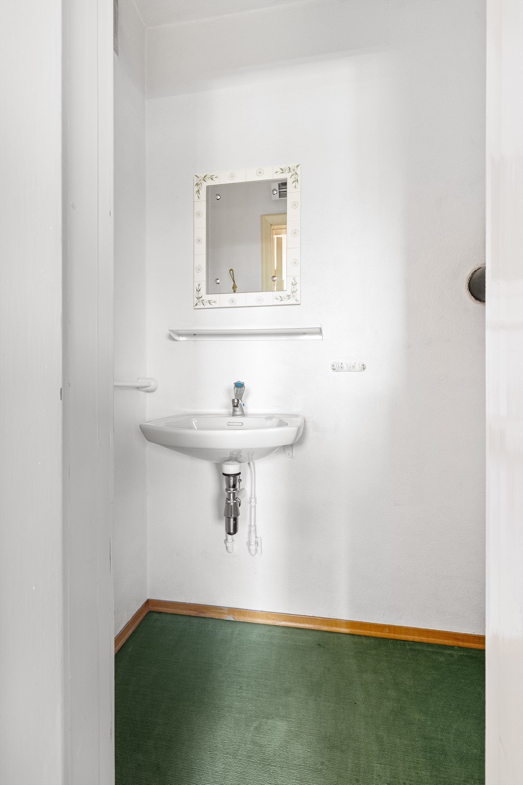 Servantrommet har teppe på gulvet, malte vegger og malt himling. Utstyrt med vegghengt servant med armatur og naturlig avtrekksventil på vegg. Galleribilde
