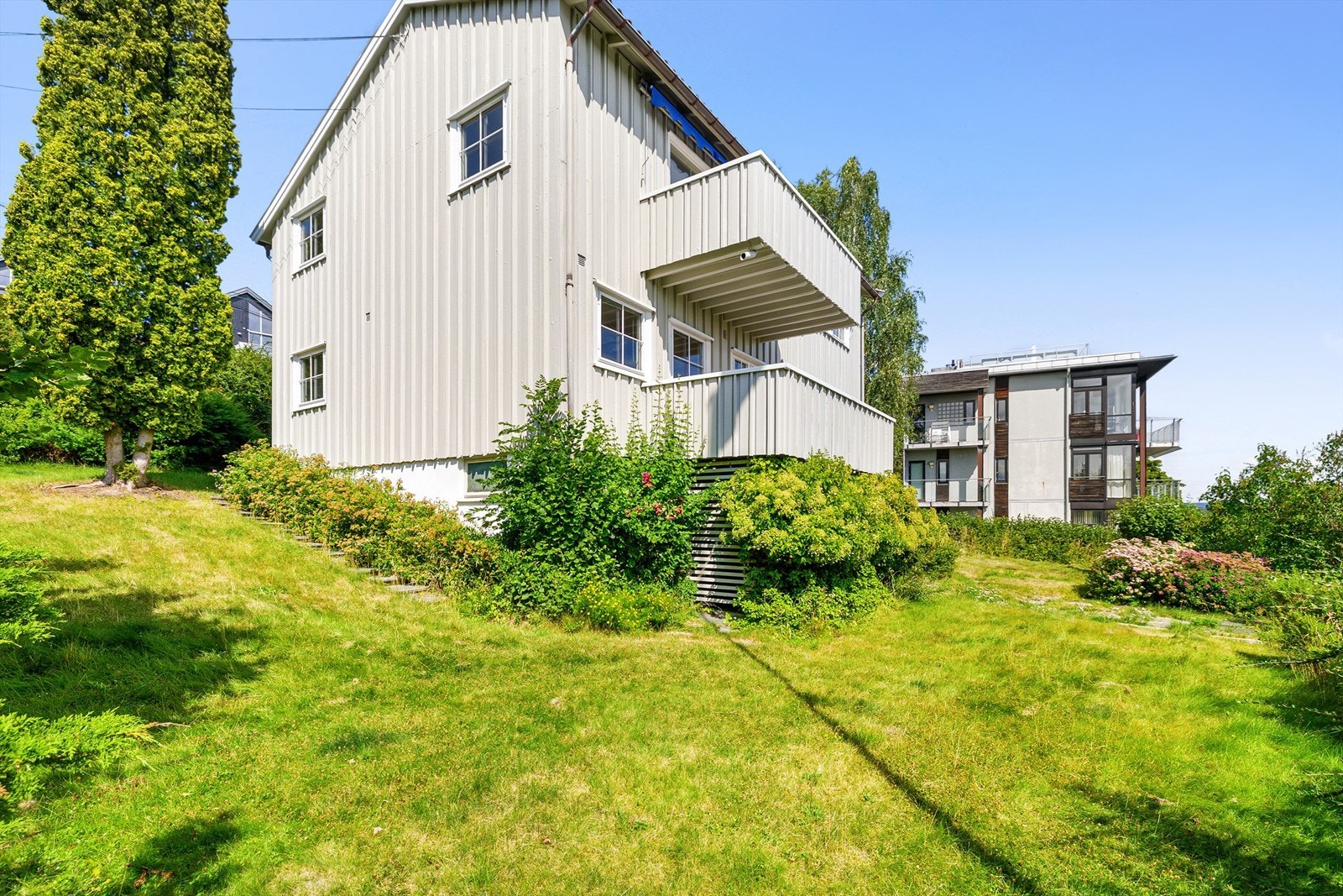 Området er særlig populært blant barnefamilier og kjennetegnes av lite gjennomgangstrafikk, grønne omgivelser og nærhet til rekreasjonsområder, kollektivtransport, skoler, barnehager og et bredt servicetilbud. Foto: Trond Walsø / Walso Work Galleribilde