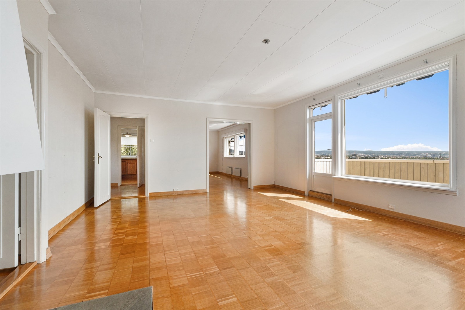 Det er god plass til både sofagruppe og en ekstra sittegruppe dersom ønskelig. Galleribilde