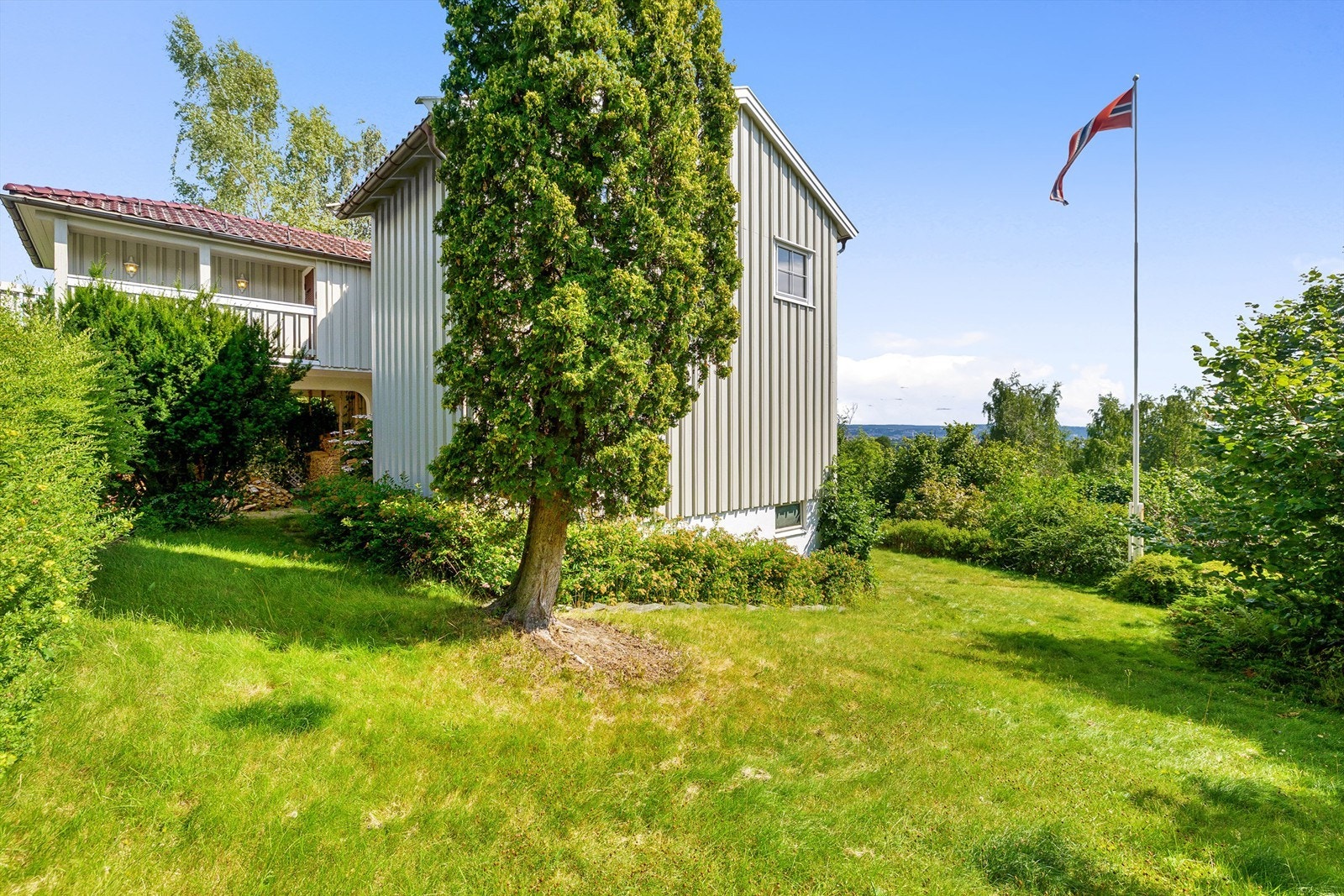 Boligen har en eldre standard og et innvendig moderniseringsbehov, noe som gir en sjelden mulighet til å skape et hjem etter egne ønsker på en attraktiv tomt. Foto: Trond Walsø / Walso Work Galleribilde