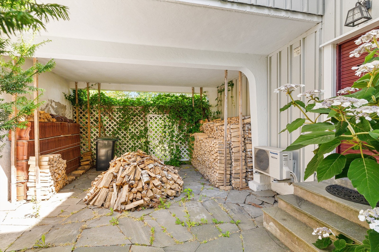 Plattingen er på 30 m² og belagt med natursteinsfliser. Galleribilde
