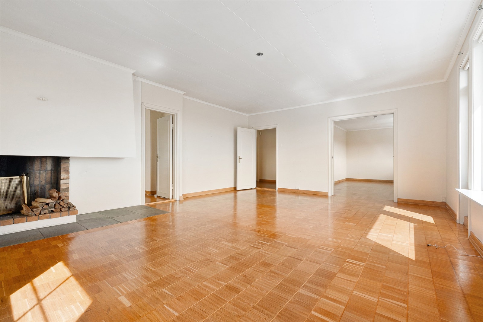 I stuen skaper den brede åpningen mot spisestuen en naturlig sammenheng mellom rommene og bidrar til en lys og luftig romfølelse. Galleribilde