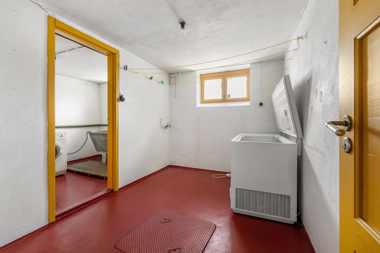 Romslig bod med vaskerom innenfor. Fryser medfølger handelen. Galleribilde