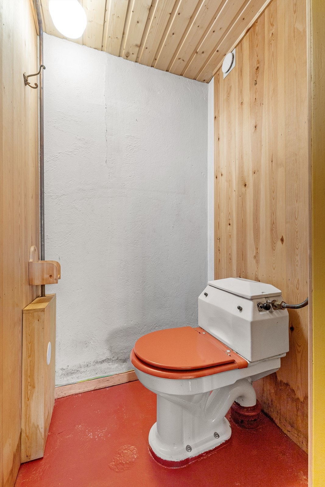Toalettrom med gulvstående toalett. Galleribilde