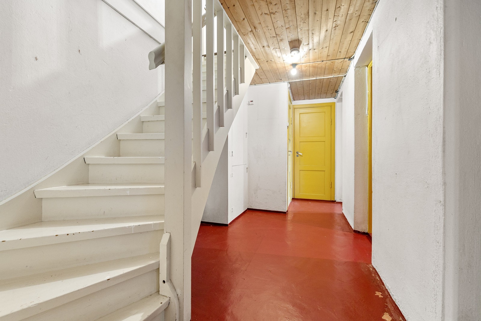 Underetasjen har adkomst via innvendig trapp fra 1. etasje, samt egen adkomst via tilliggende utebod. Galleribilde
