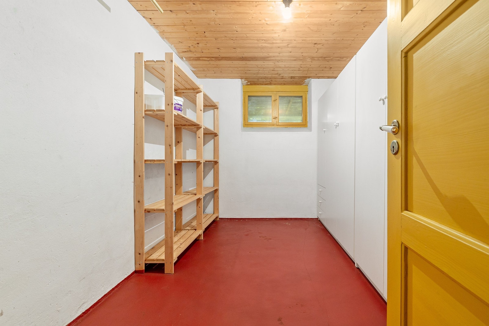 Underetasjen byr på svært gode lagringsmuligheter i flere boder. Galleribilde