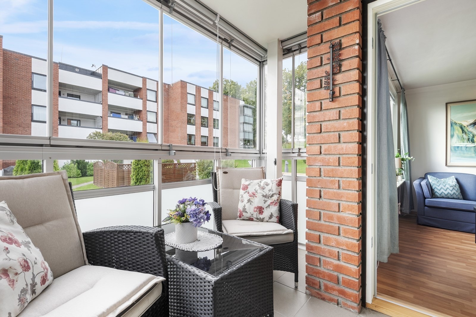 Nyte frisk luft på balkongen. Galleribilde