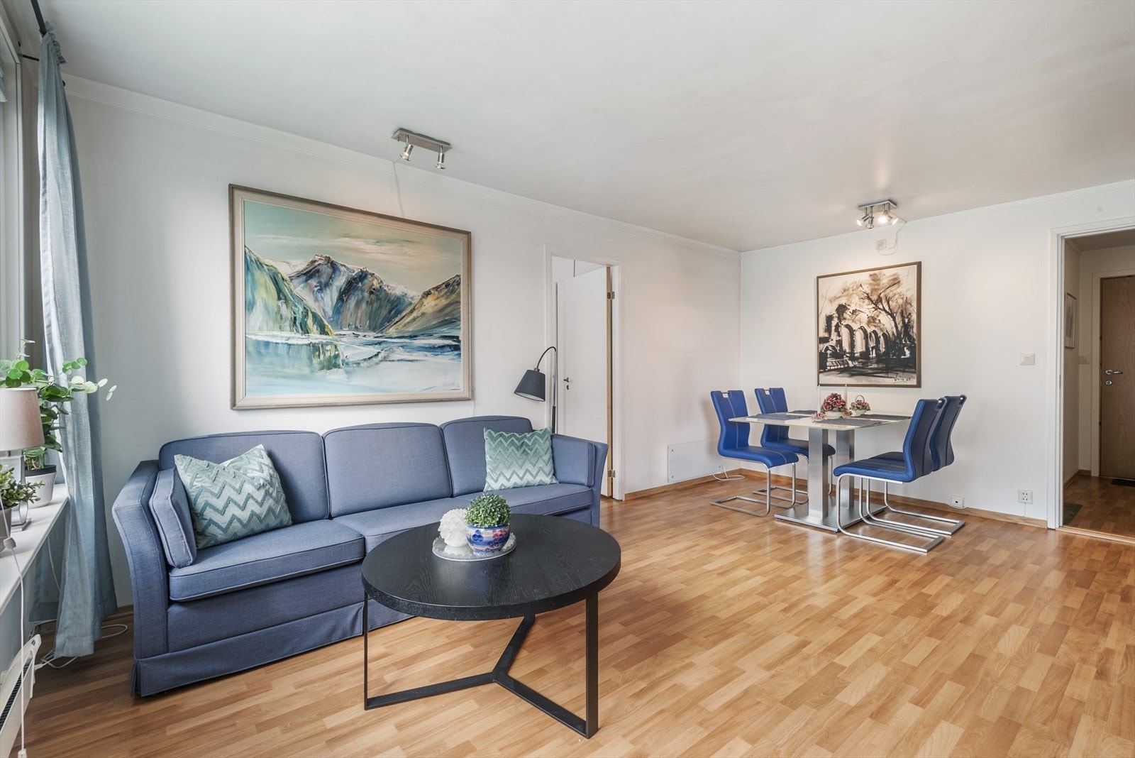 Plass til både spisebord og sofa. Galleribilde